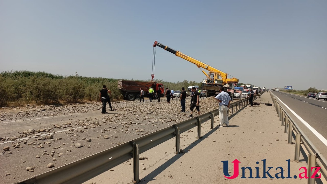 Goranboyda "Kamaz" aşdı - Daş yola dağıldı (FOTO)